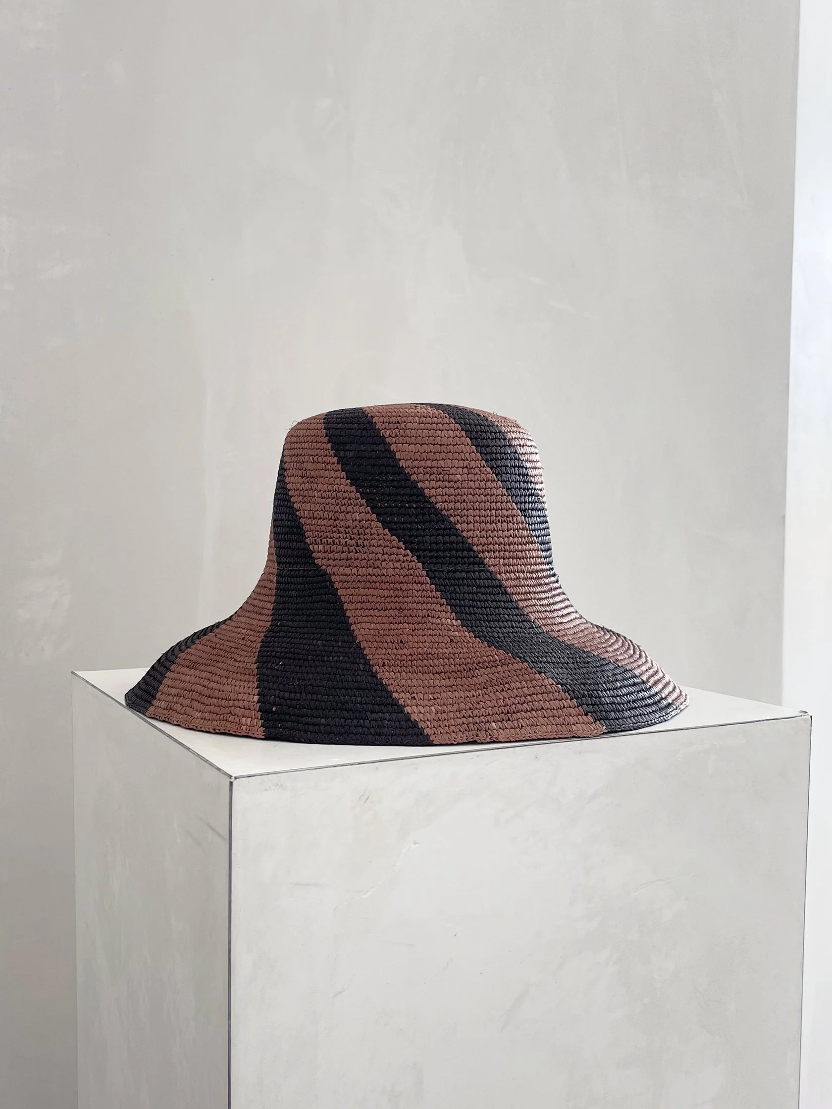 Amira Bucket Hat // Coffee & Black Spiral